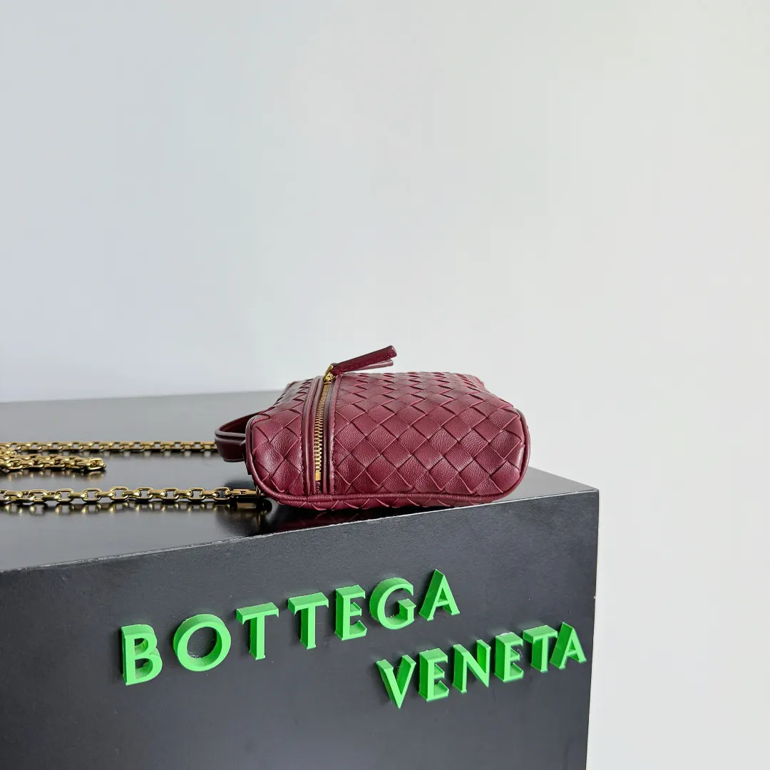 Batch 1480 BOTTEGA VENETA2025 new women's small Soft Vanity cosmetic bag, using the classic Intrecciato weaving technique, inheriting the classics, the ring buckle design 😎 The light metal chain gives you a high-end sense of matching, the chain is removable, and it can be used as a handbag ~ An elegant small bag that is perfect for participating in events. The overall body of the bag is as soft as marshmallow and can be easily kneaded, showing the strong toughness and high-end feel of the leather. The touch of sheepskin is so amazing. It is so healing when pinched! I have absolutely no resistance to small bags! ! ! Style No.: 843800 Color: Barro Red Size: 19*14*3cm
